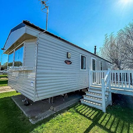 Great 6 Berth Caravan With Decking At Manor Park In Hunstanton Ref 23017B Kültér fotó