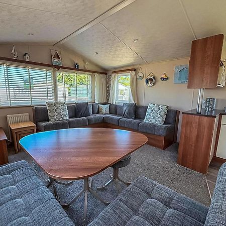 Great 6 Berth Caravan With Decking At Manor Park In Hunstanton Ref 23017B Kültér fotó