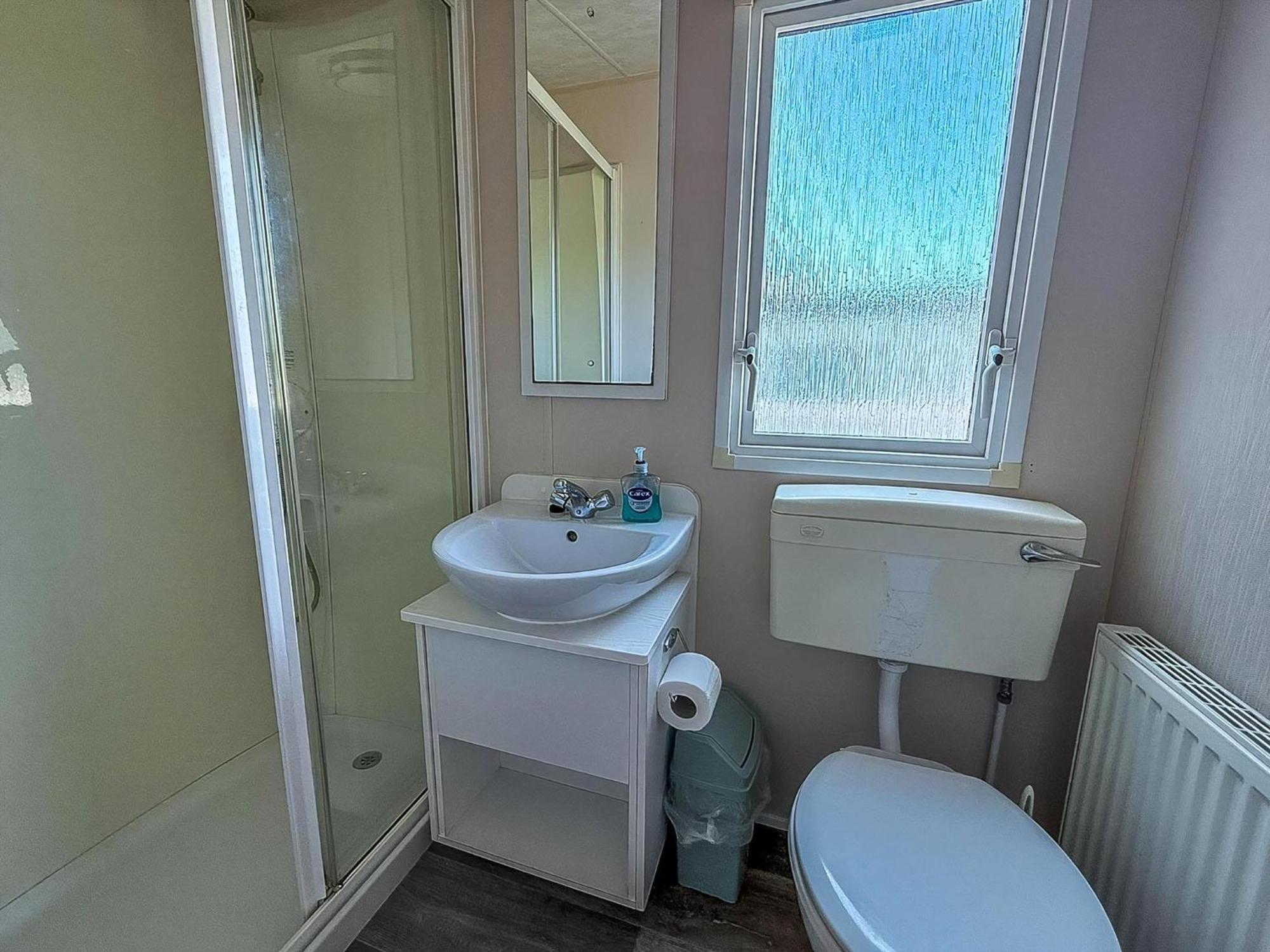 Great 6 Berth Caravan With Decking At Manor Park In Hunstanton Ref 23017B Kültér fotó