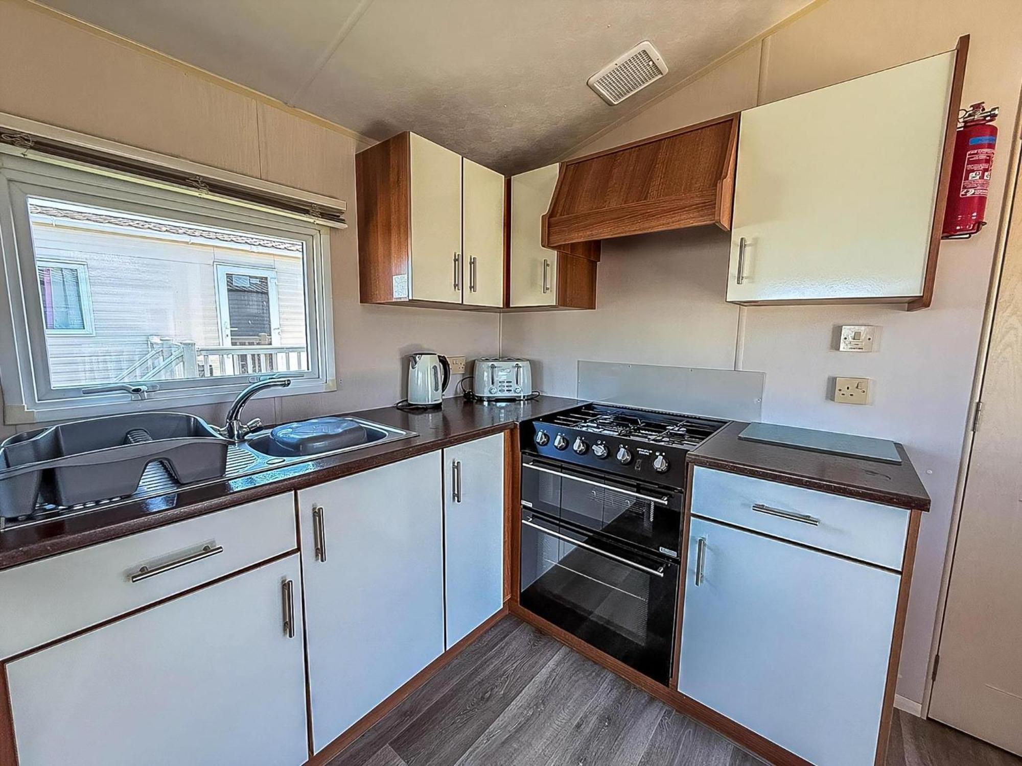 Great 6 Berth Caravan With Decking At Manor Park In Hunstanton Ref 23017B Kültér fotó