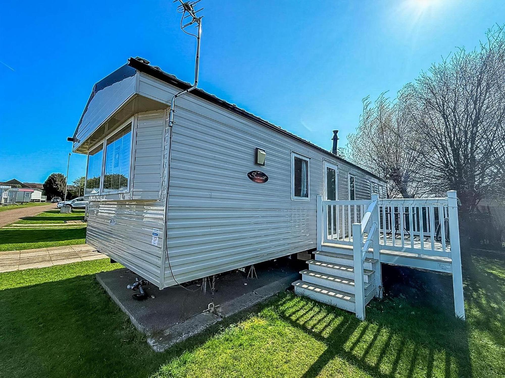 Great 6 Berth Caravan With Decking At Manor Park In Hunstanton Ref 23017B Kültér fotó