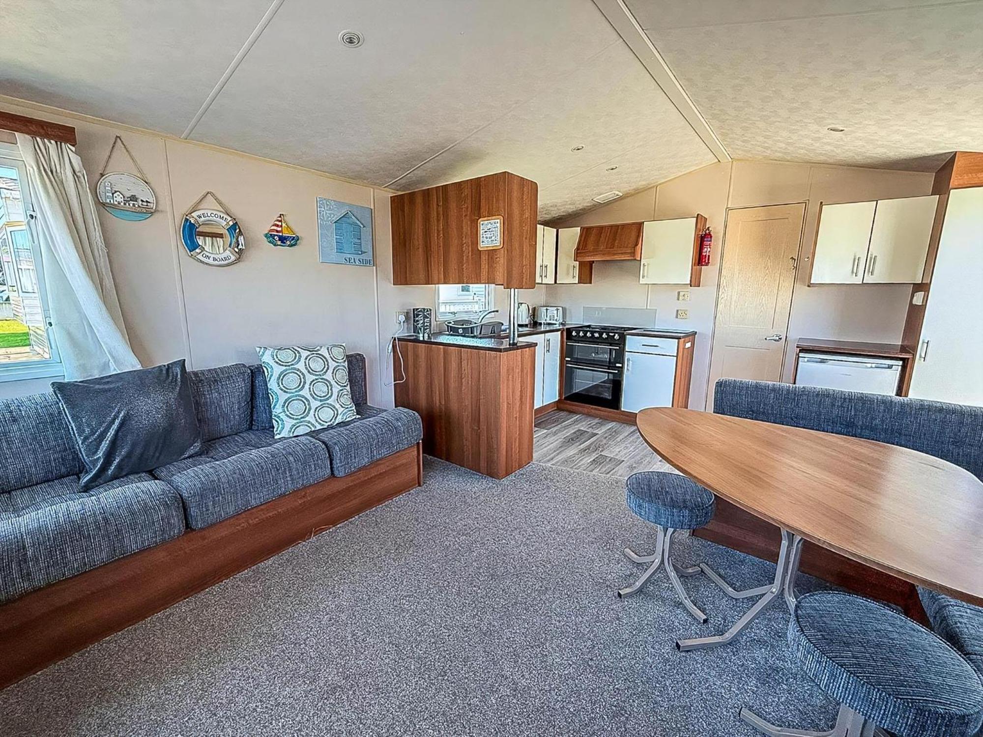 Great 6 Berth Caravan With Decking At Manor Park In Hunstanton Ref 23017B Kültér fotó
